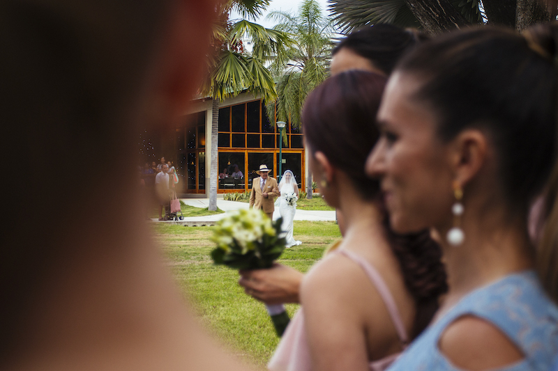 Imagen de boda de día. Se aprecia cómo la luz favorece a la fotografía