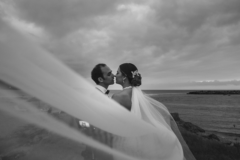 Imagen de boda en la que se aprecia una cámara. Los vídeos de boda son un recuerdo invaluable